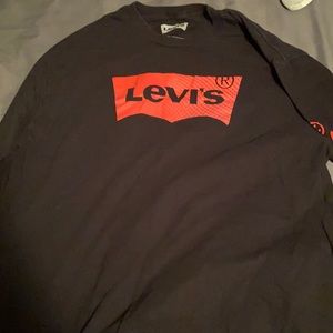 Long sleeve Levi’s t-shirt.